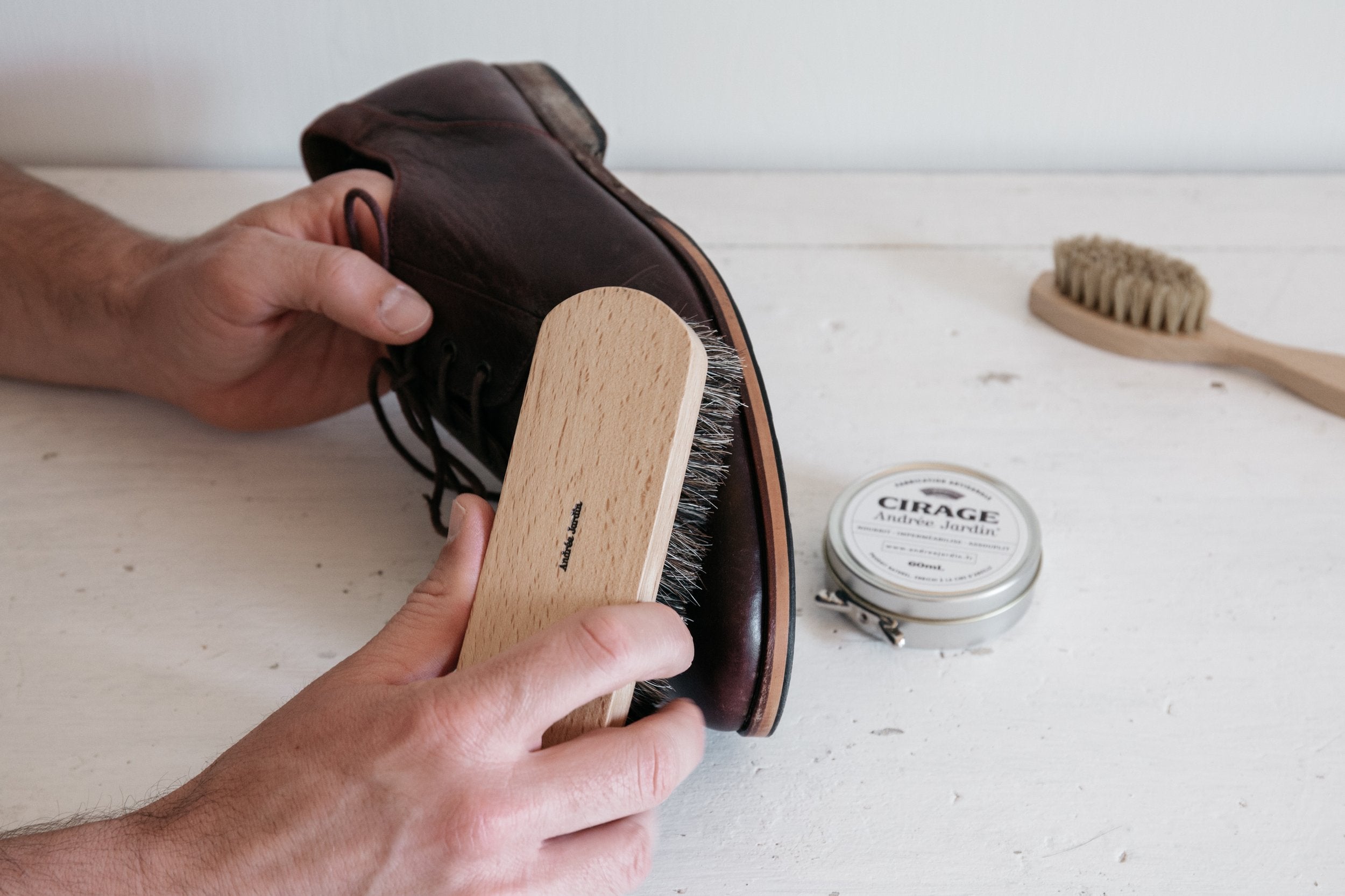 Shoe polishing brush